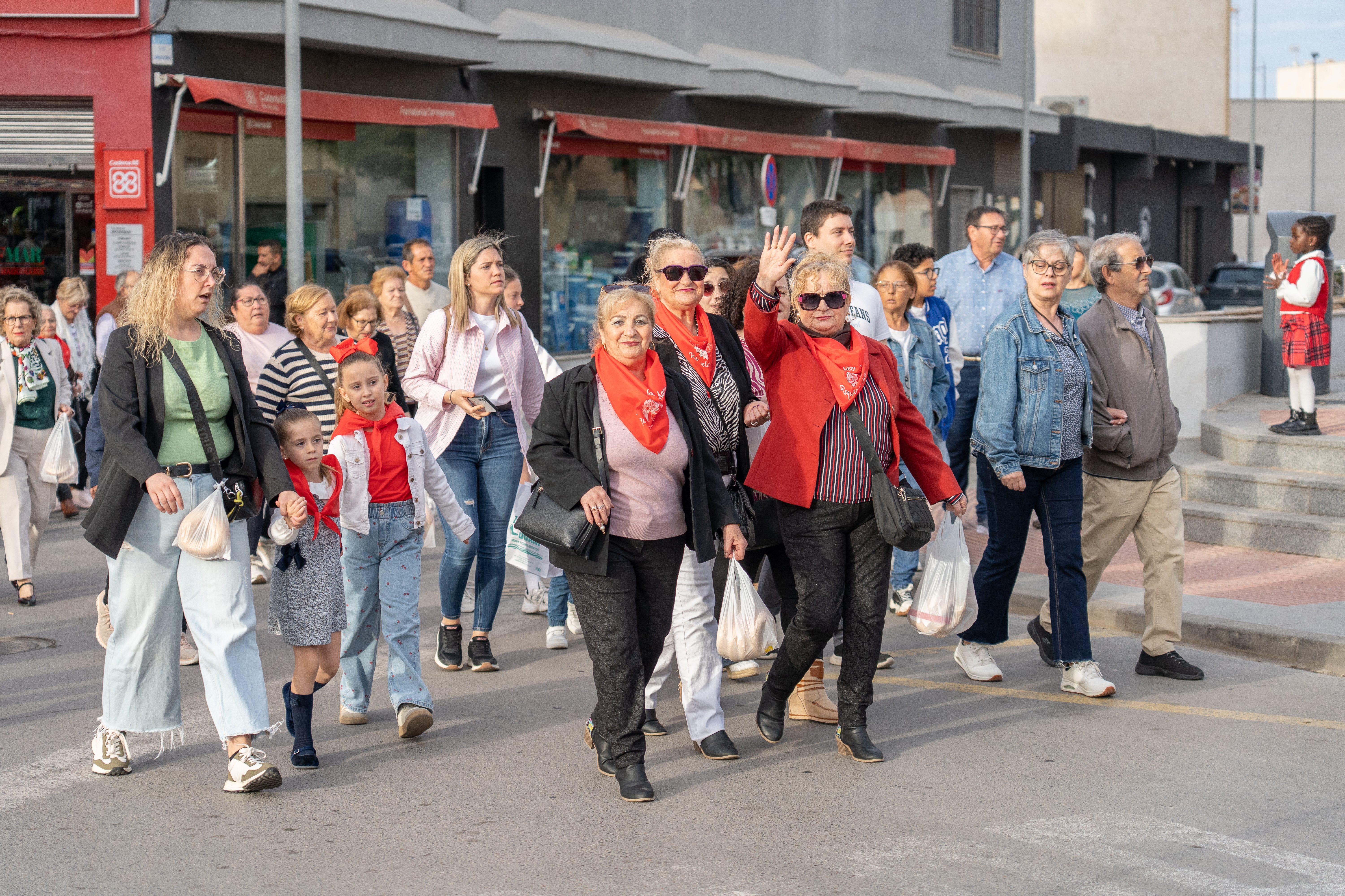 San Marcos recorre en procesión las principales calles de Roquetas, en imágenes