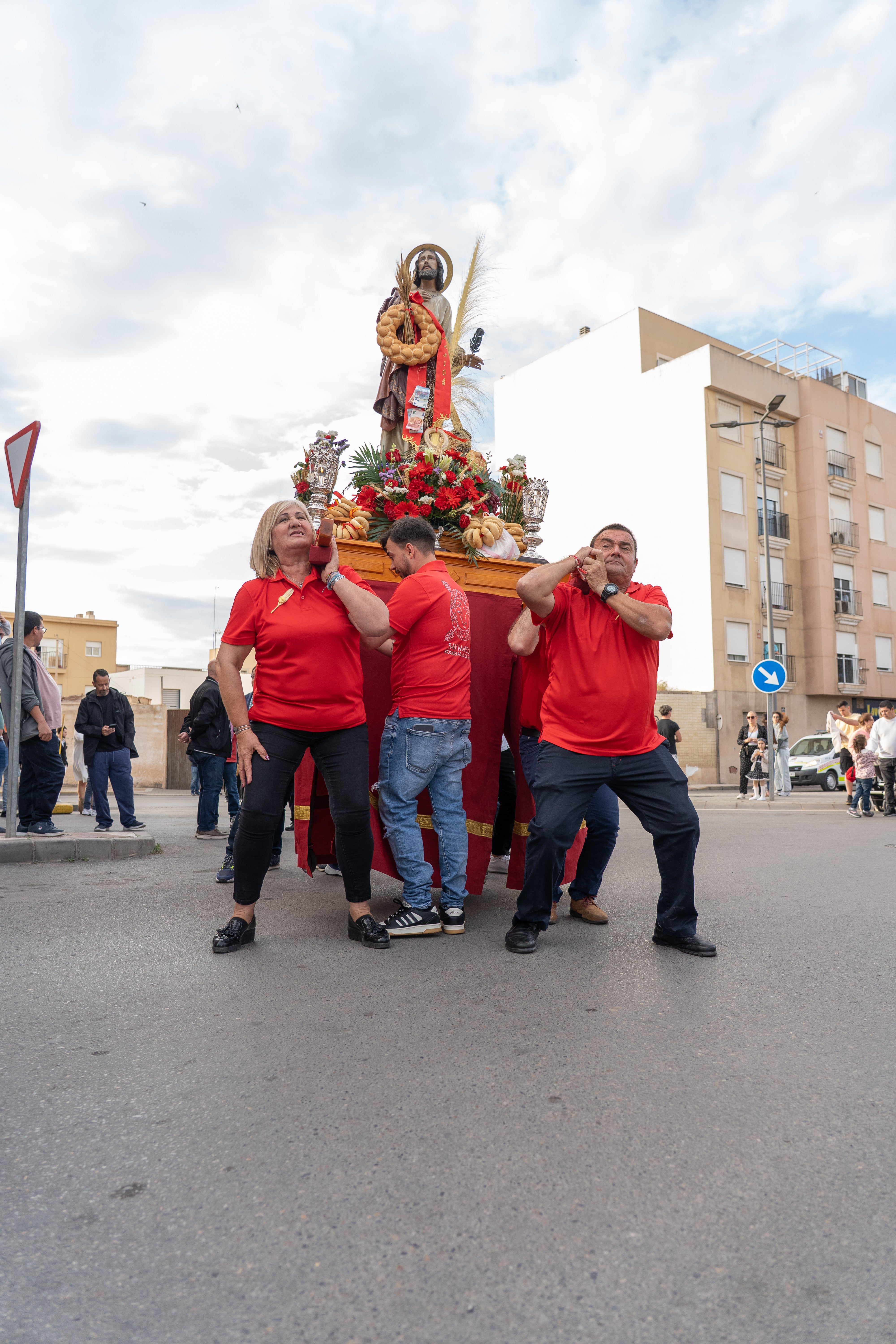 San Marcos recorre en procesión las principales calles de Roquetas, en imágenes
