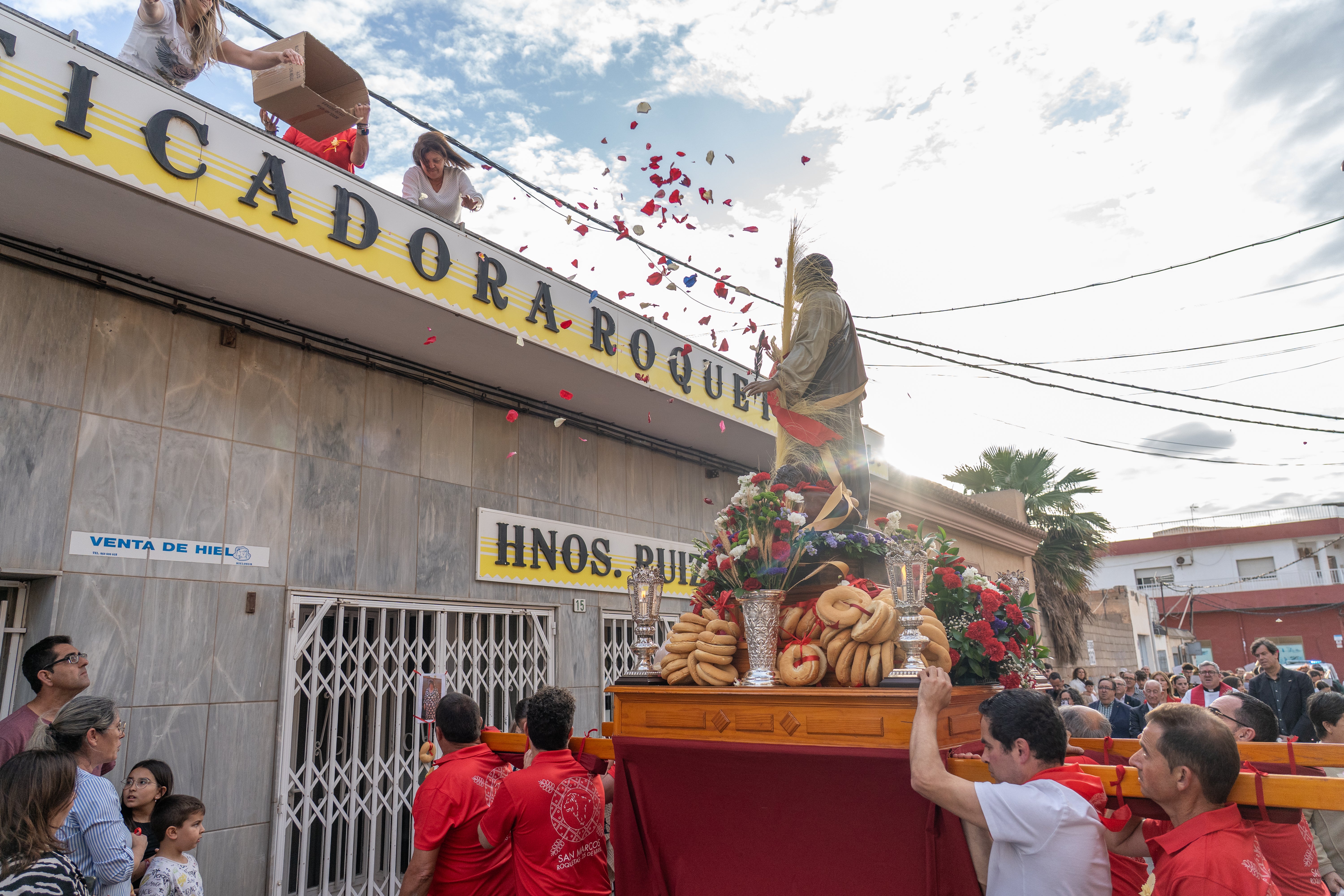 San Marcos recorre en procesión las principales calles de Roquetas, en imágenes
