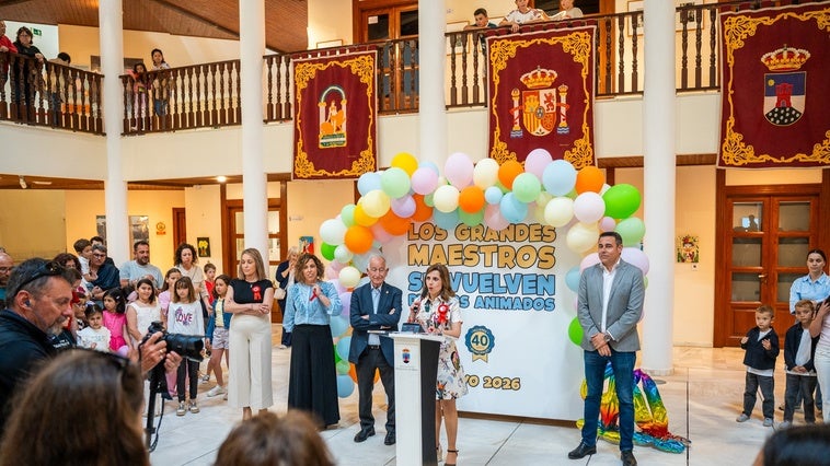 Alumnos de los talleres municipales de pintura y cerámica exponen sus trabajos en el Castillo de Santa Ana