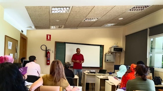 El Centro de la Mujer de Vícar acoge un taller de autodefensa digital