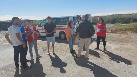 Vícar y Cruz Roja prestan atención directa a personas vulnerables