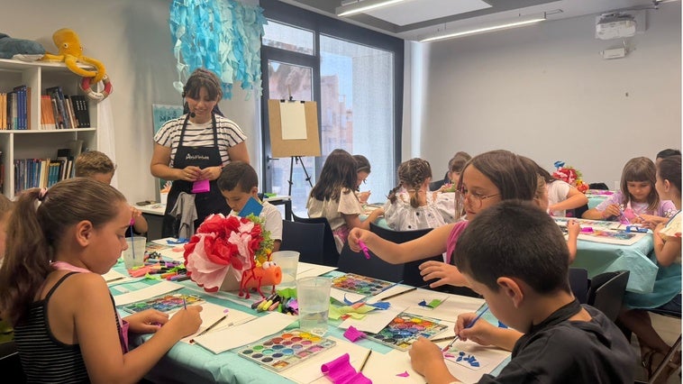 Niños pintan los marcapáginas más marineros en el Aula del Mar