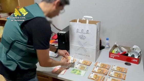 Desmantelado en Roquetas de Mar un establecimiento dedicado presuntamente a la falsificación de documentos públicos