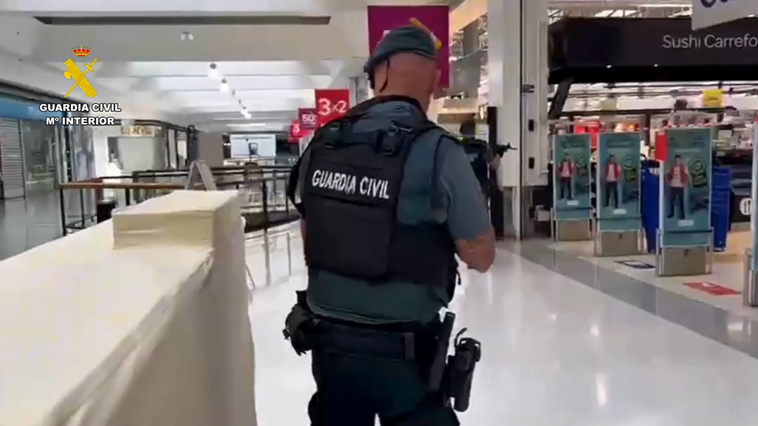 Dos guardias civiles fuera de servicio reducen y arrestan a un hombre que atacó a los vigilantes de seguridad de un centro comercial