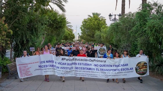 Vícar realiza una marcha pacífica por el transporte escolar
