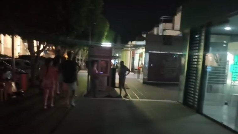 Caos en la Avenida Playa Serena durante el concierto de Malú: bares y comercios sin electricidad