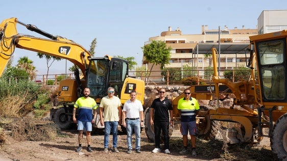 Roquetas limpia y desbroza los cauces de cinco ramblas del municipio