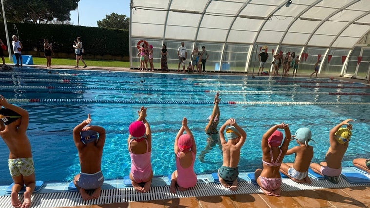 La Piscina Municipal de Vícar finaliza los cursos intensivos de natación de verano