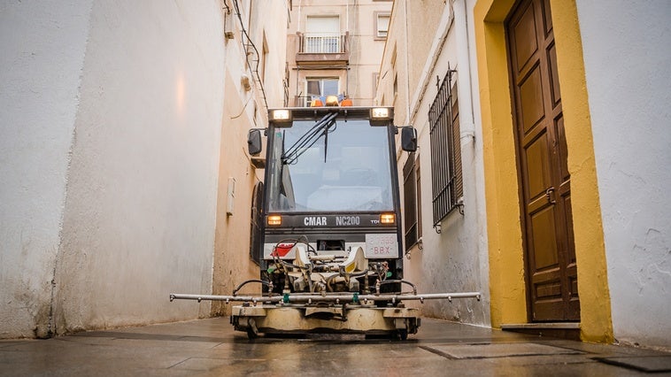Roquetas impulsa la limpieza con un nuevo contrato de 23 millones de euros con barrido diario y nuevas tecnologías