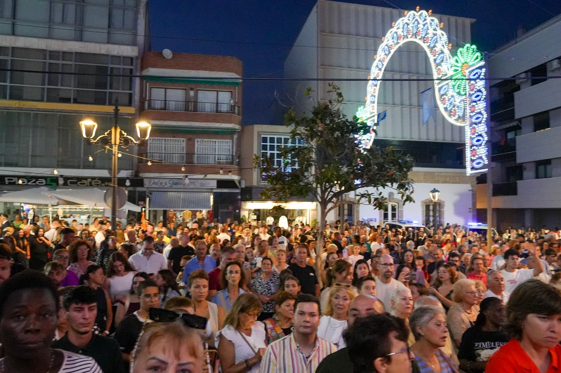 Roquetas muestra su devoción a la Virgen del Rosario en su solemne procesión por las calles del municipio, en imágenes