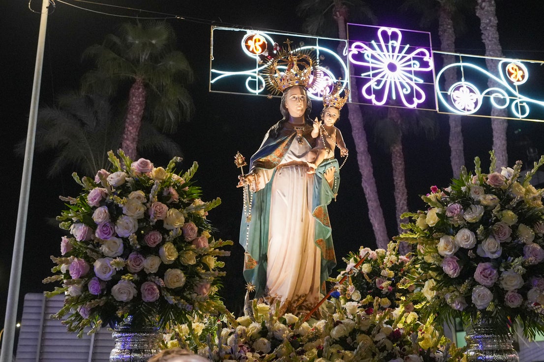 Roquetas muestra su devoción a la Virgen del Rosario en su solemne procesión por las calles del municipio, en imágenes