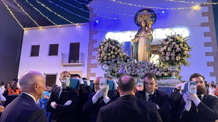 La Virgen del Rosario reina en Roquetas