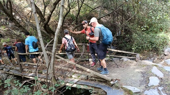 Senderistas vicarios disfrutan de la Alpujarra y de la Fiesta del Vino de Cádiar