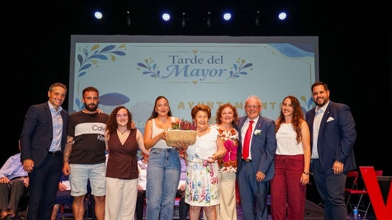Vícar rinde homenaje a usuarios y profesionales de ayuda a domicilio en la 'Tarde del Mayor'