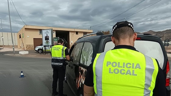 La Policía Local de Vícar inspecciona más de 140 vehículos en la campaña de distracciones al volante