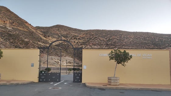 Los cementerios de Vícar preparados para Todos los Santos