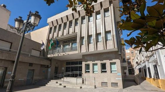 El Archivo Municipal de Roquetas, con documentos desde 1786, planea su mudanza ante el derribo del Ayuntamiento