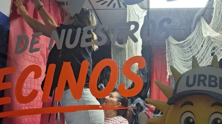 La Asociación de Vecinos UrbaSerena revoluciona la Noche en Negro de Roquetas con un escaparate interactivo de terror único hasta la fecha