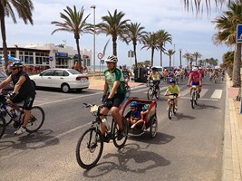 Más de 300 personas en la primera ruta cicloturista de Roquetas