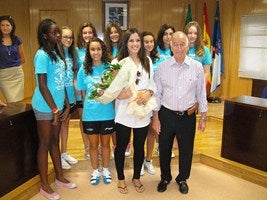 Carmen Martín recibe el Escudo de Oro de Roquetas de Mar
