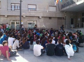 Alumnos de Secundaria se manifiestan en Roquetas contra los recortes