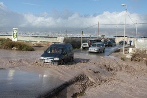 El agua de la Balsa del Sapo corta el paso de caminos
