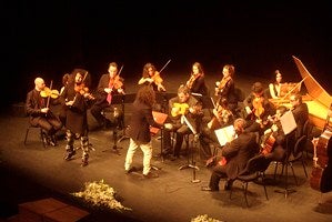 Ara Malikian brilló en el Auditorio junto a la Orquesta Barroca de Roquetas