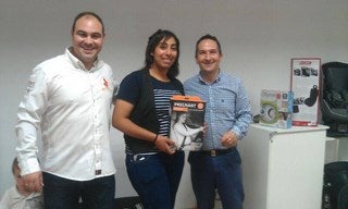 Los futuros padres aprenden a usar los sistemas de retención infantil