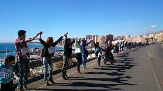 Cadena humana para blindar los acantilados de Aguadulce