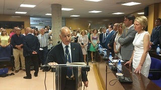 Aplausos y abucheos a Gabriel Amat en una investidura que acabó con un infarto