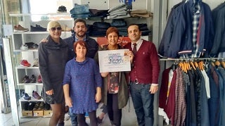 Comerciantes de Juan Carlos I entregaron el cheque de 1.000 euros de esta Navidad