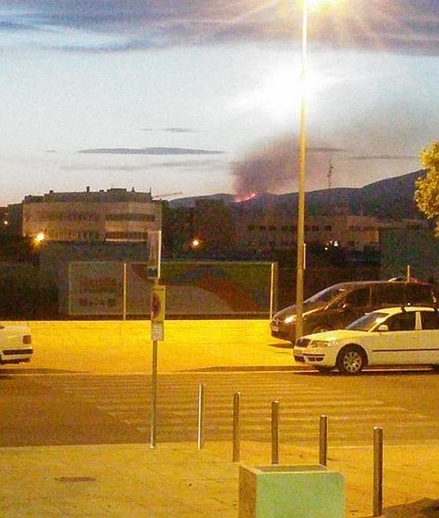 El Infoca trabaja en la extinción de un incendio forestal entre Enix y Roquetas