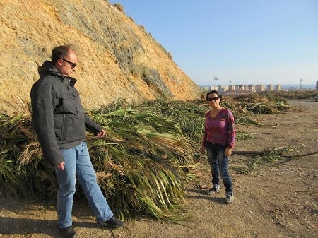 IU quiere acabar con los peligrosos vertederos del entorno del campo de fútbol de Aguadulce