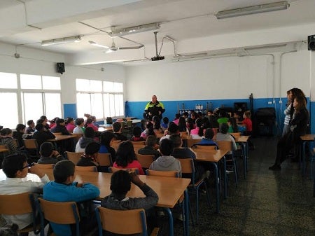 Agentes de la Policía Local de La Mojonera imparten charlas de educación vial en el colegio San Pedro Apóstol