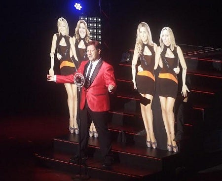 Carlos Latre hizo un repaso a todos sus personajes en ’15 años no es nada’ en el Teatro Auditorio de Roquetas