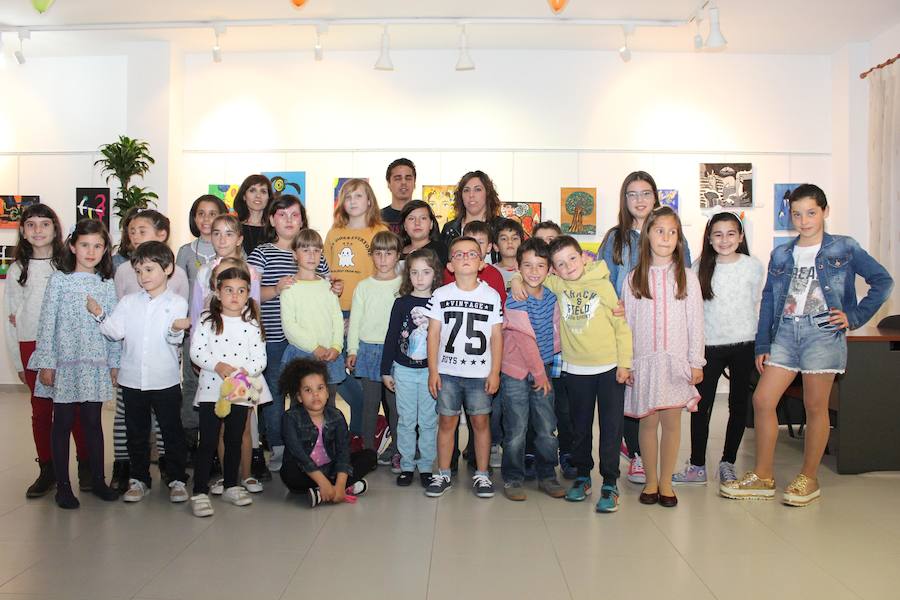 Los alumnos de infantil de los talleres de pintura y cerámica exponen sus trabajos