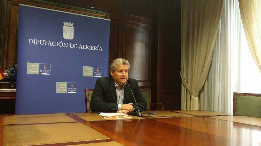 Roberto Baca, diputado provincial de Ciudadanos, en rueda de prensa. 