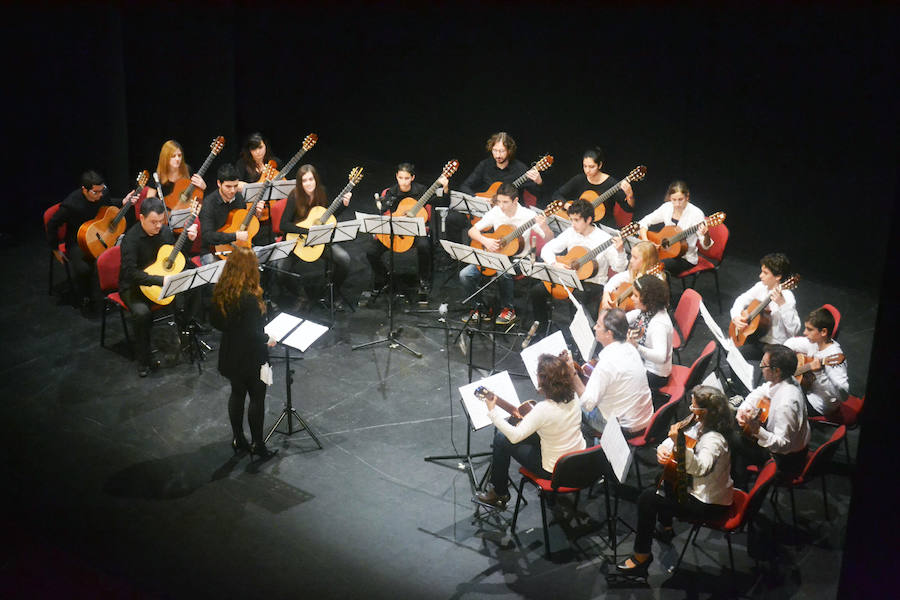 La Orquesta de Guitarras de la Escuela Municipal de Roquetas ofrece un concierto en Fondón