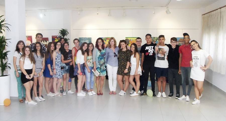Alumnos del IES Sabinar exponen sus pinturas en el Centro de Usos Múltiples de El Parador