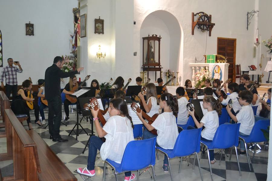 La Orquesta de Guitarras de la Escuela de Música de Roquetas obtiene un gran éxito en Fondón