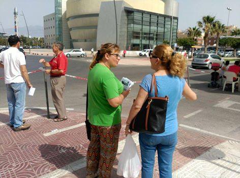 IU Roquetas traslada al mercadillo su campaña de alegaciones contra la subida del agua