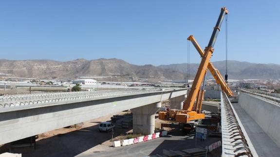 Mientras las obras se realizan a toda velocidad, el Ayuntamiento ha empezado a pagar a los afectados. 