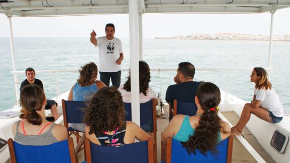 Voluntarios explican a los asistentes la importancia que tiene el cuidado de la naturaleza y especialmente nuestro fondo marino mediterráneo de gran valor. 