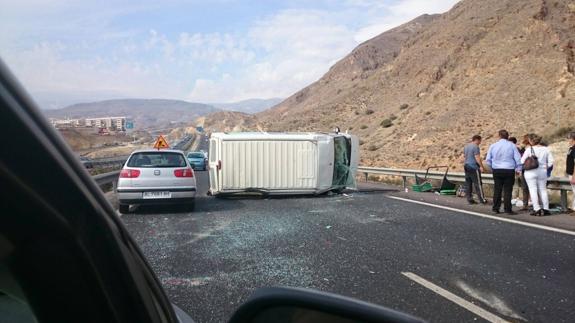 Imagen de la furgoneta volcada pasadas las dos de la tarde de ayer.