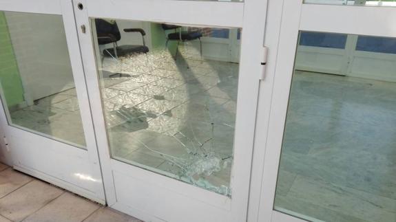 Bloquean el acceso a la nueva oficina municipal de El Viso el día de su apertura