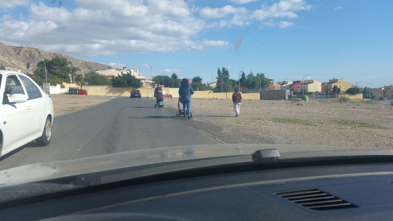 Vecinos de Aguadulce piden un paso peatonal seguro para cruzar la rambla de San Antonio