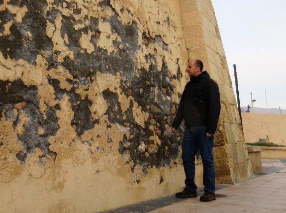 Juan Pablo Yakubiuk recorrió el exterior del baluarte del Castillo para comprobar su estado.