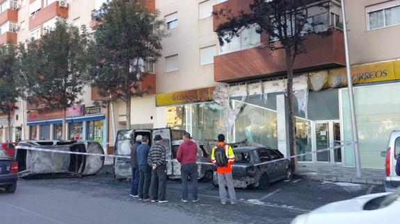 Imagen de los cuatro vehículos calcinados frente a la oficina de Correos 