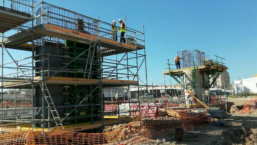 La estructura ya se puede ver en la intersección con la carretera de La Mojonera. 